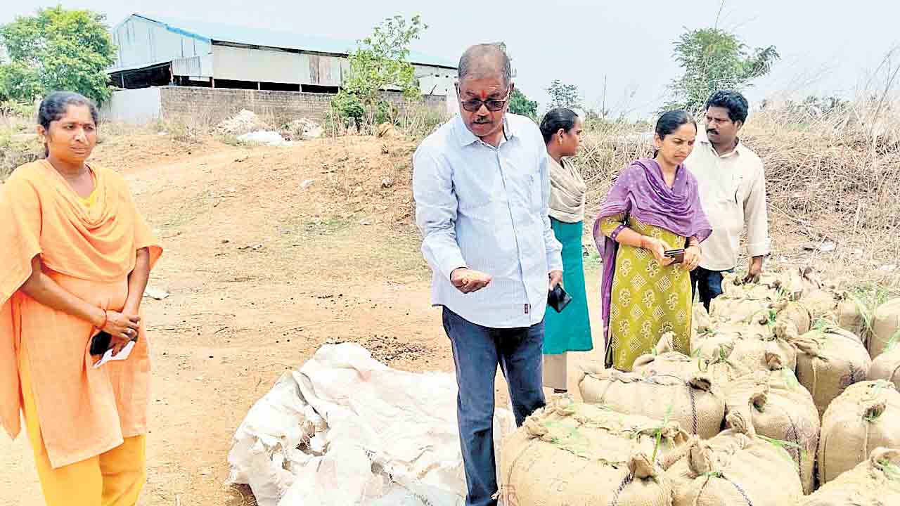 పాలేరు కొనుగోలు కేంద్రంలో విచారణ