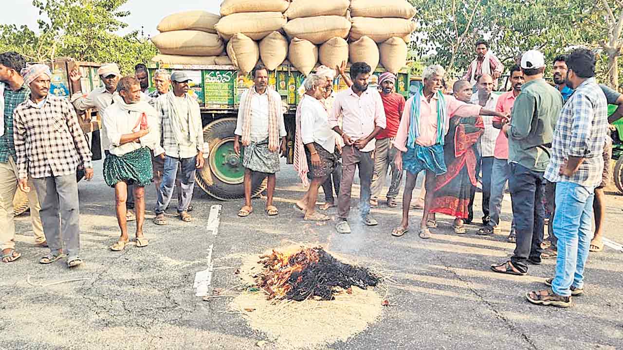 నెల దాటినా.. మార్కెట్‌ దాటని ధాన్యం