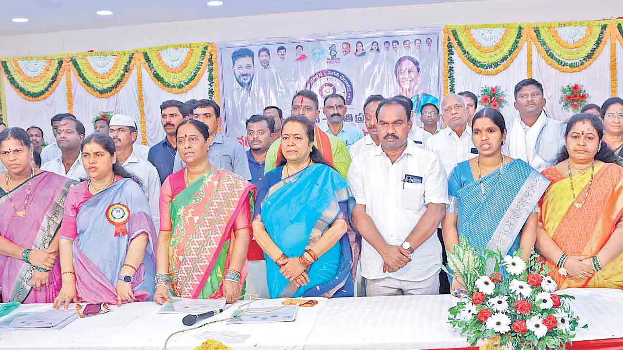 Konda Surekha | మక్కలు కొని ఎక్కడ పెట్టాలో తెలుస్తలేదు..మంత్రి కొండా సురేఖ