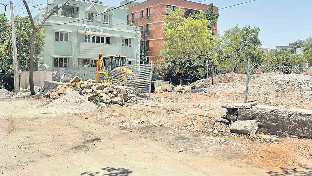 వాళ్లు వేశారు.. వీళ్లు తొలగించారు!