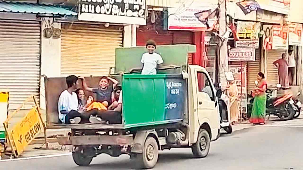మున్సిపల్‌ చెత్త వాహనంలో విద్యార్థుల తరలింపు