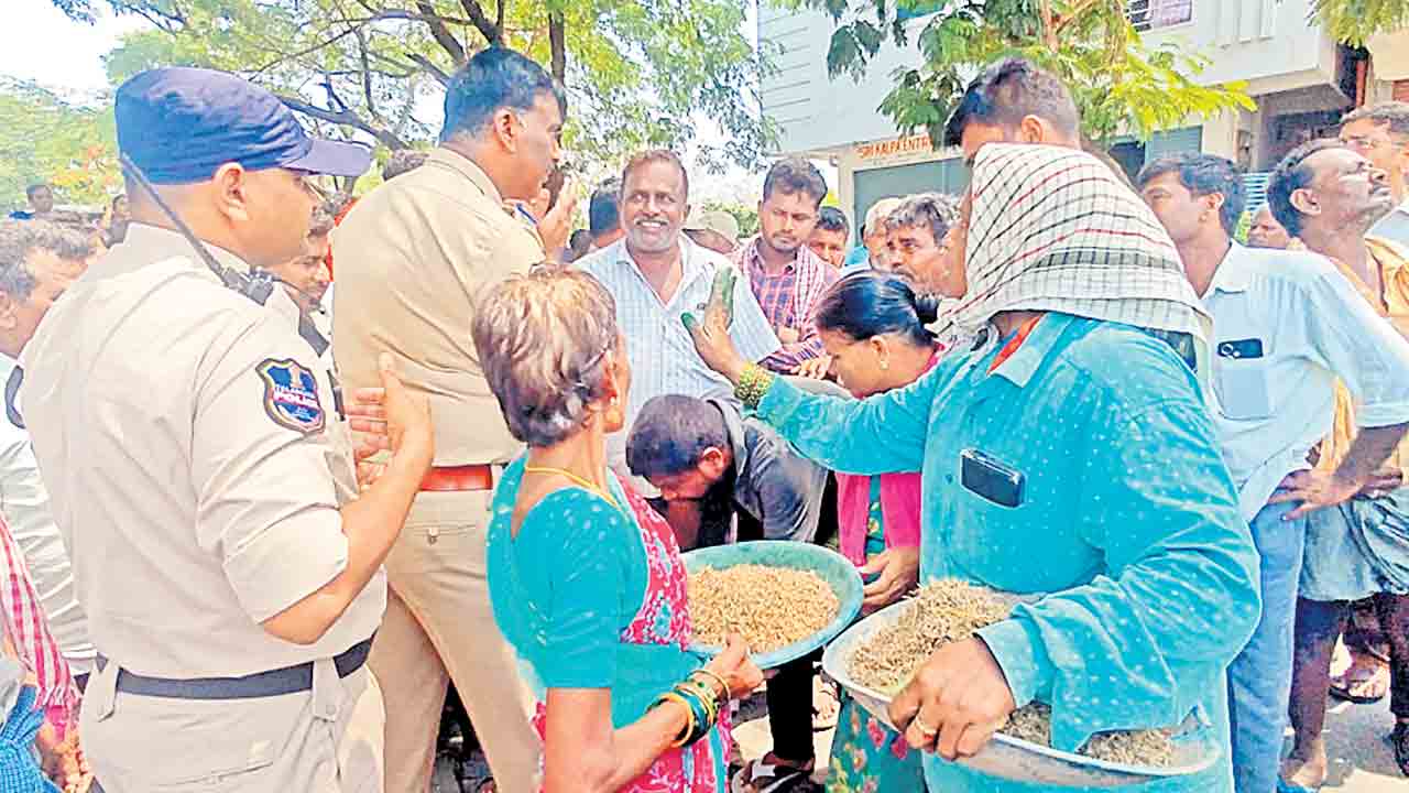 బాంచెన్‌ కాల్మొక్త సారూ.. వడ్లు కొనండి