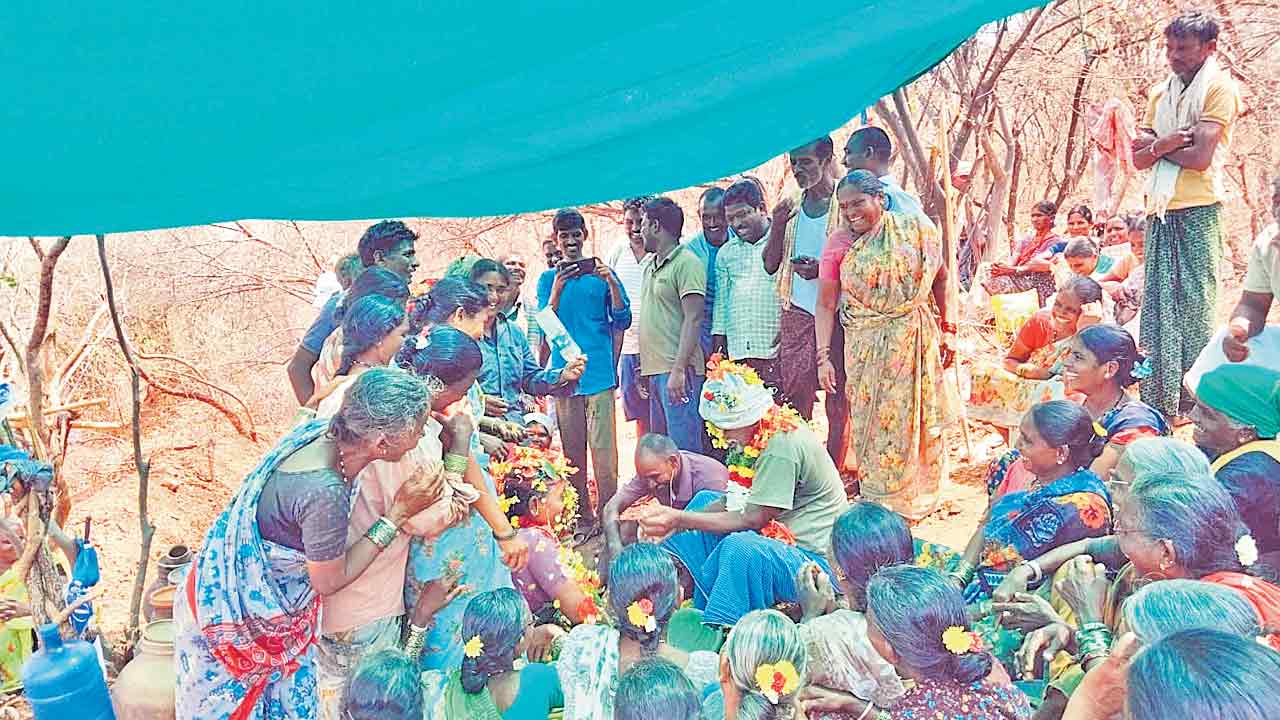 పారలు పక్కన పెట్టి.. బాసికాలు కట్టి..!