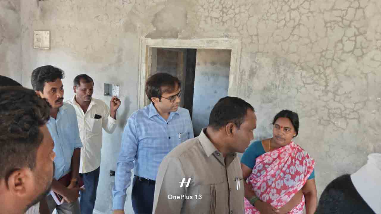 ఇండ్ల నిర్మాణాలు పూర్తిచేయండి