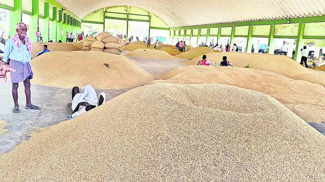 ఇస్తరా.. ఇవ్వరా?