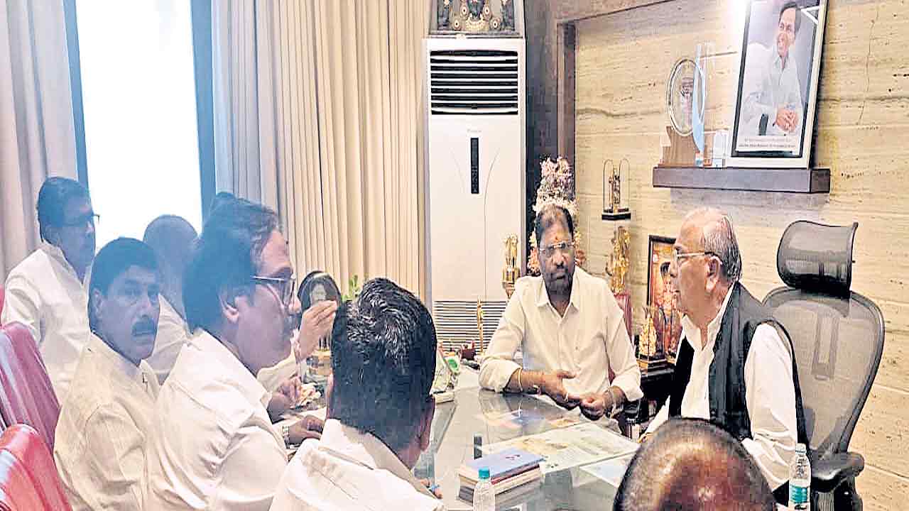 ఆత్మగౌరవ భవన నిర్మాణ పనులు వేగవంతం