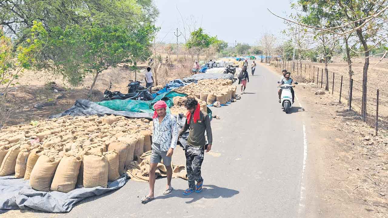 లారీలు రాక.. హమాలీలు లేక!
