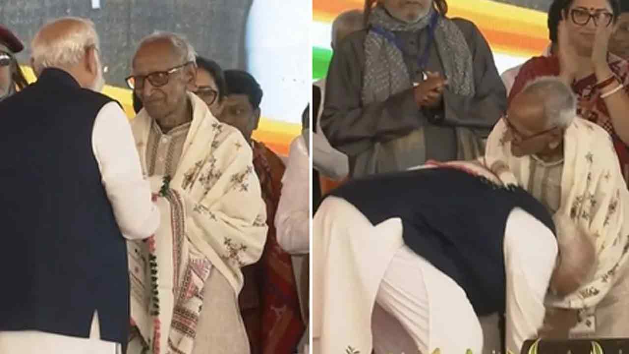 బీజేపీ సీనియర్‌ నాయకుడికి మోదీ పాదాభివందనం