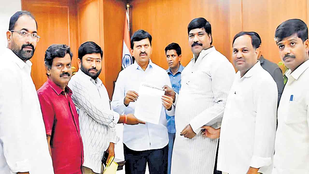 అర్హులైన జర్నలిస్టులకు ఇండ్ల స్థలాలివ్వాలి