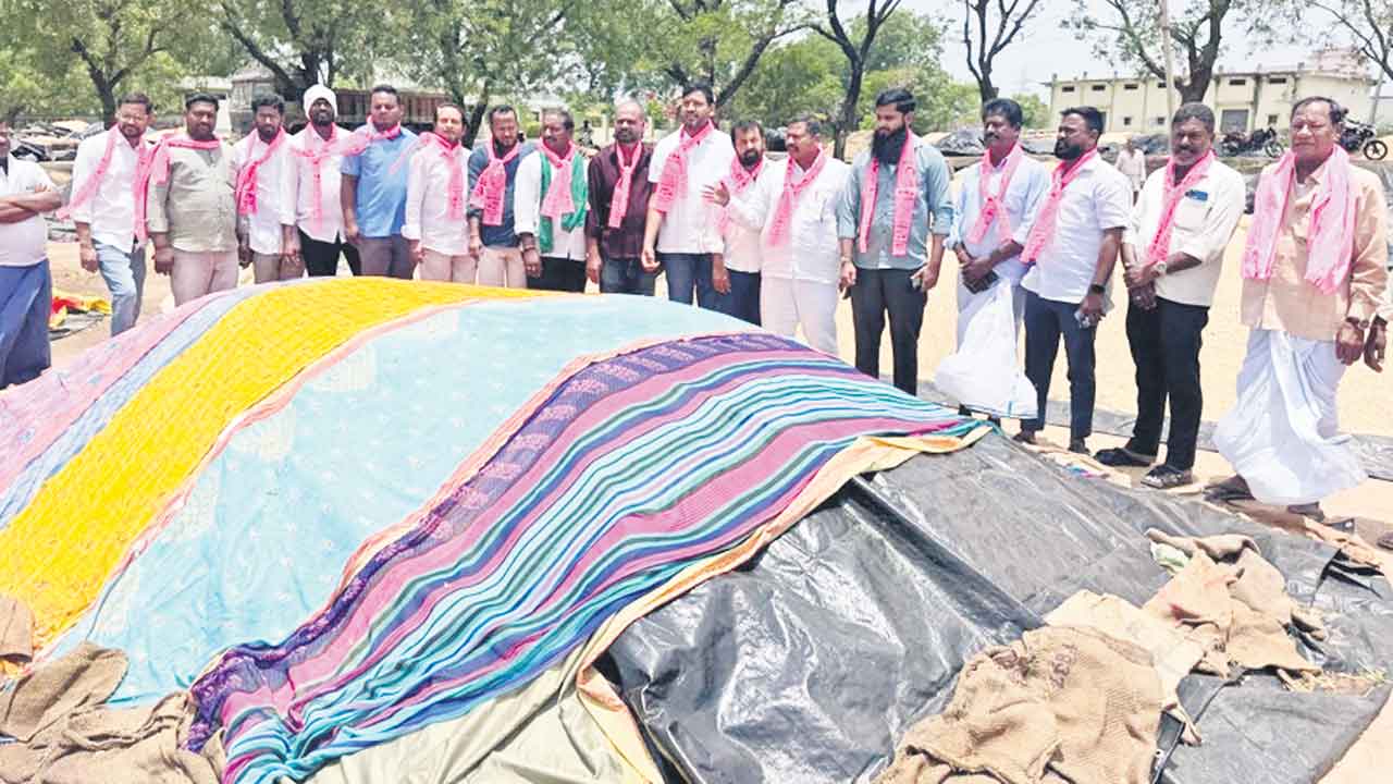 తడిసిన వడ్లు కొనాలి