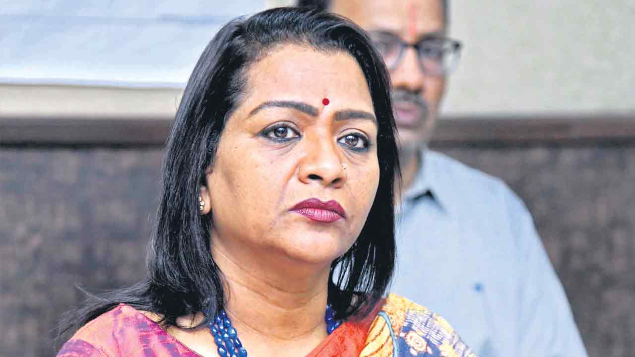 Gadwal Vijayalakshmi | వలస కాంగ్రెస్‌ నేతకే మరో పదవి.. రాష్ట్ర మహిళా కమిషన్‌ చైర్‌పర్సన్‌గా విజయలక్ష్మి!