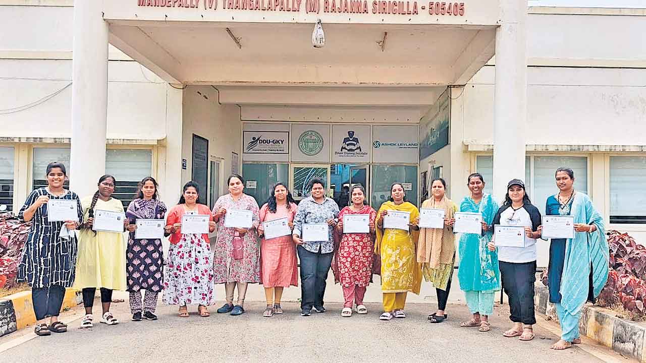 సింగరేణిలో మహిళా డంపర్‌ ఆపరేటర్లు