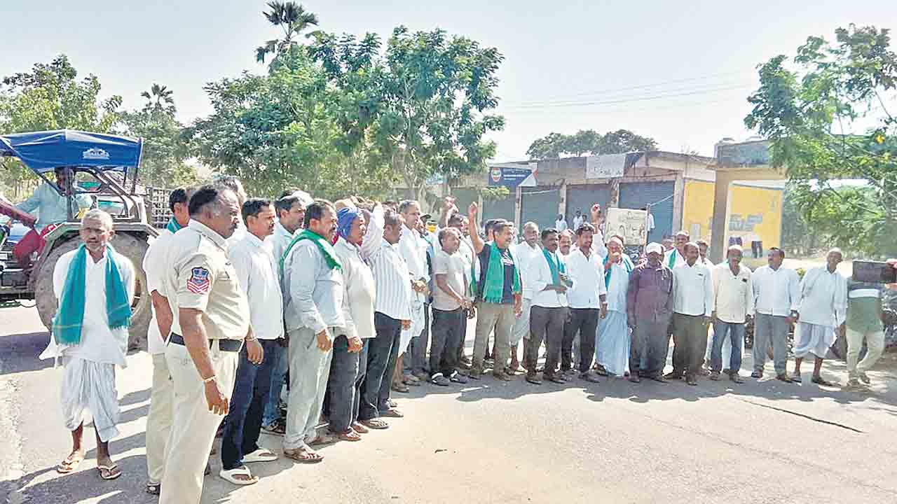 ధాన్యం కొనడం లేదని రోడ్డెక్కిన రైతులు