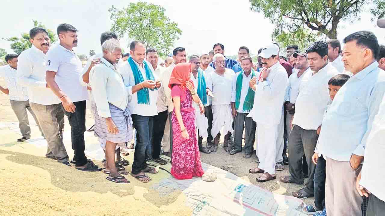 ఇప్పుడు ఎవరి తోలు తీయాలి!