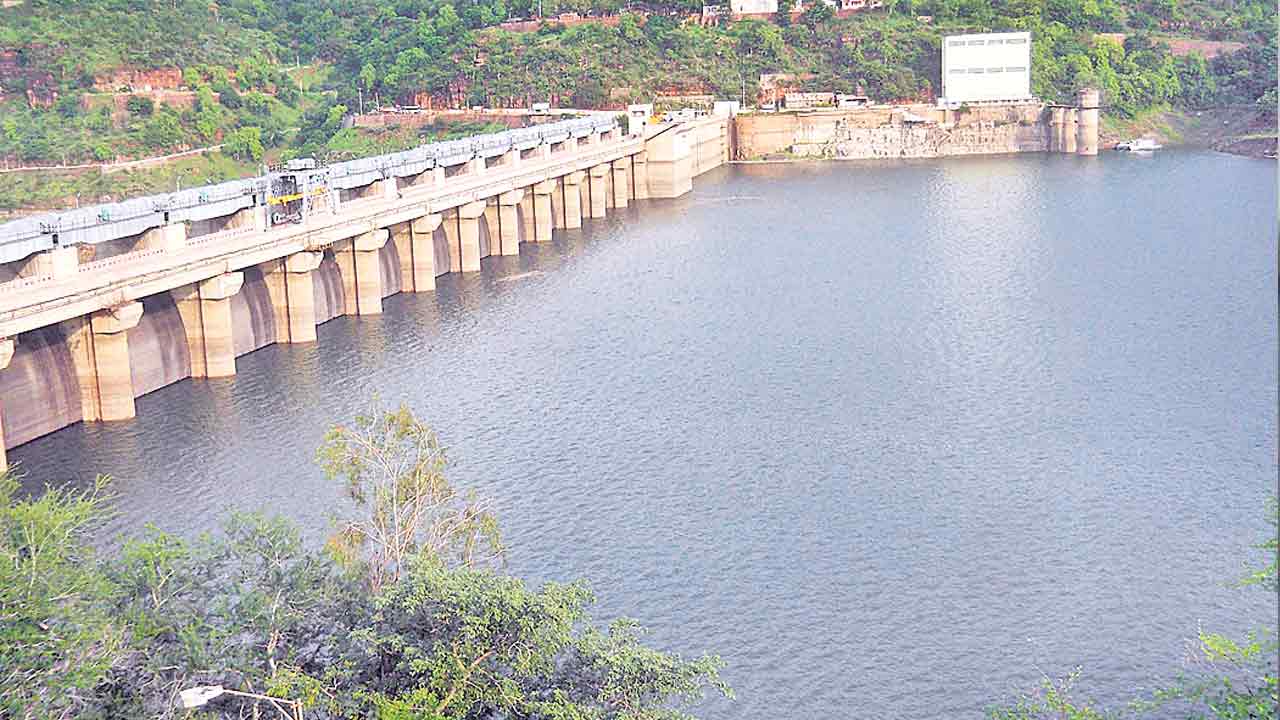 ఏపీతో రేవంత్‌ సర్కార్‌ కుమ్మక్కు!