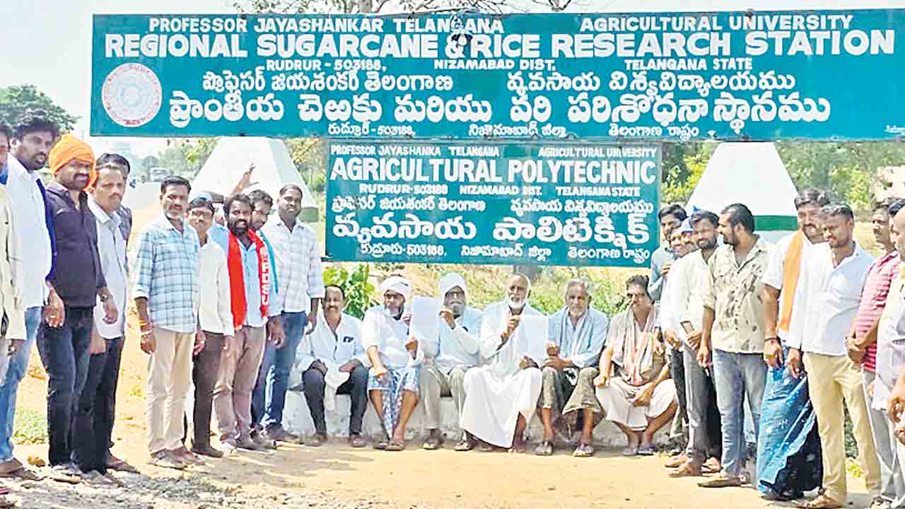 కాలేజీని తరలించొద్దని ధర్నా