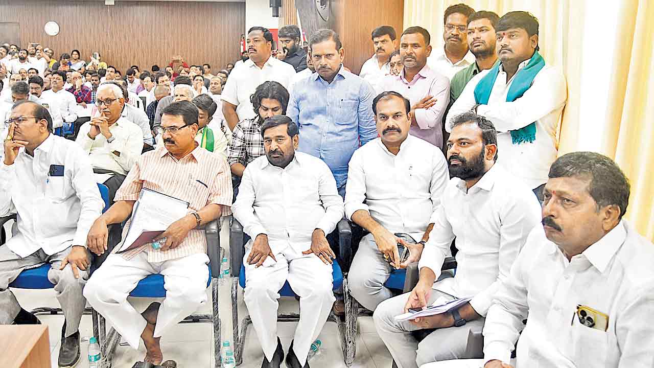 పాత డిస్కమ్‌ల ప్రైవేటీకరణ కోసమే నాటకం!