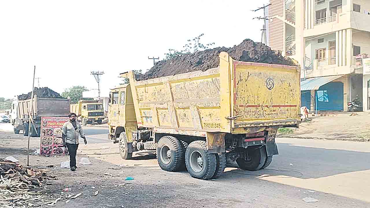 జోరుగా : నల్లమట్టి దందా!