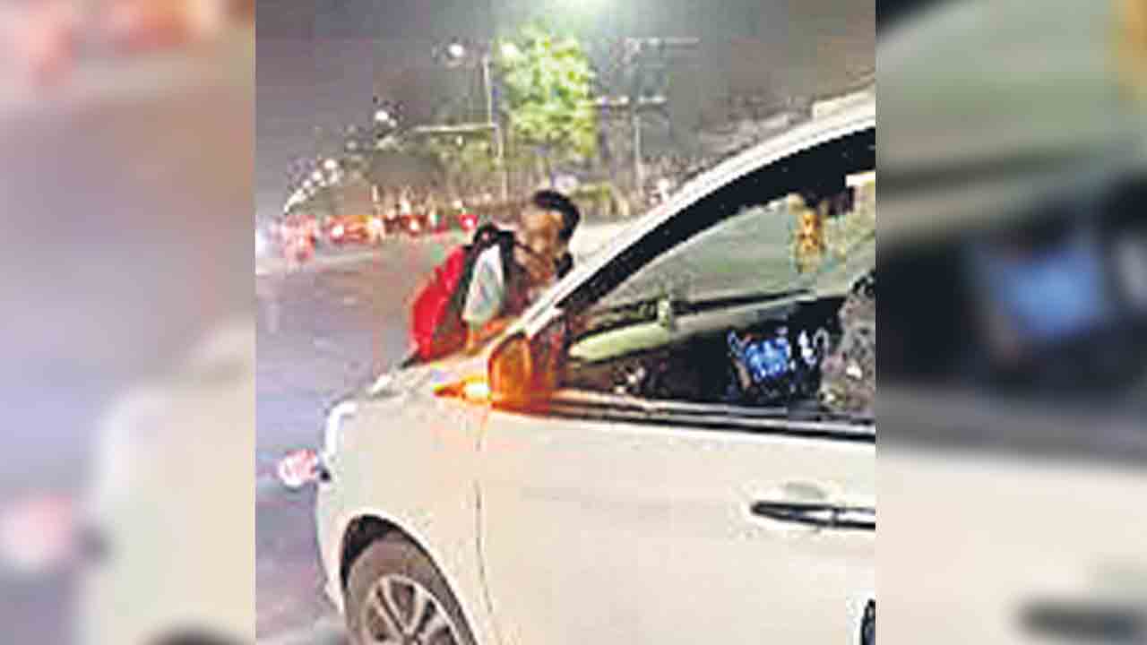 బానెట్‌పై 2 కి.మీ. దూరం లాక్కెళ్లి..