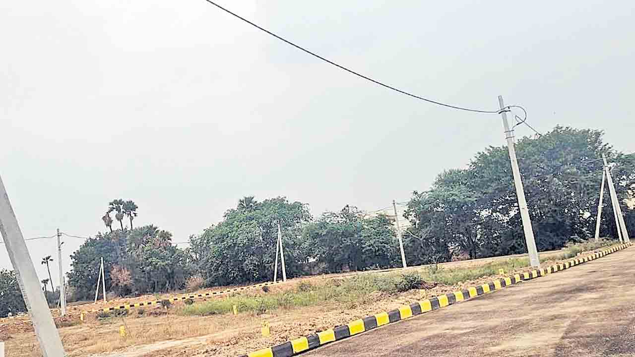 వెంచర్లకు అడ్డదారిలో విద్యుత్తు కనెక్షన్లు.. శివారుల్లో జోరుగా సాగుతున్న అక్రమాలు