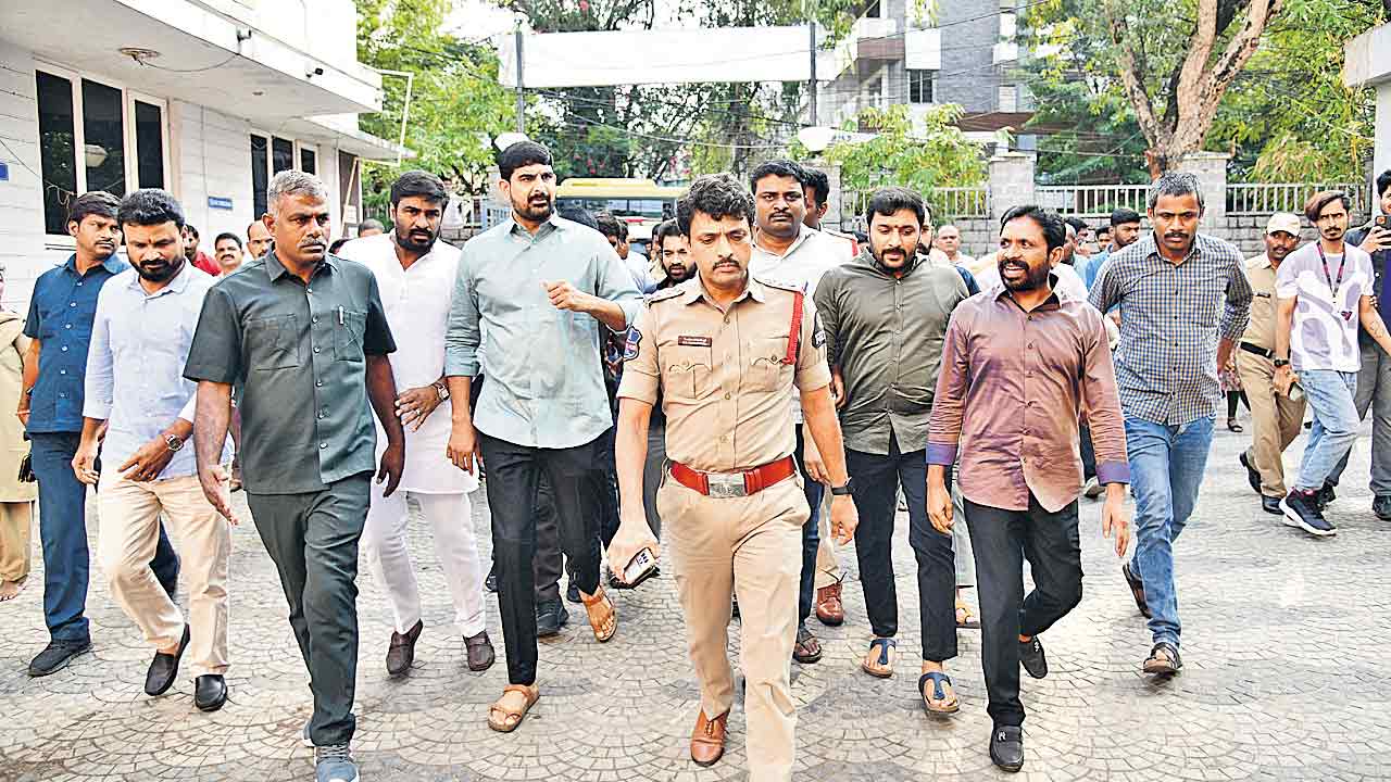 ప్రశ్నిస్తే కేసు.. నిలదీస్తే జైలు
