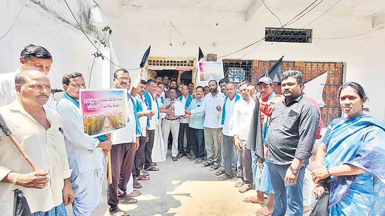 రోడ్డెక్కిన రైతులు