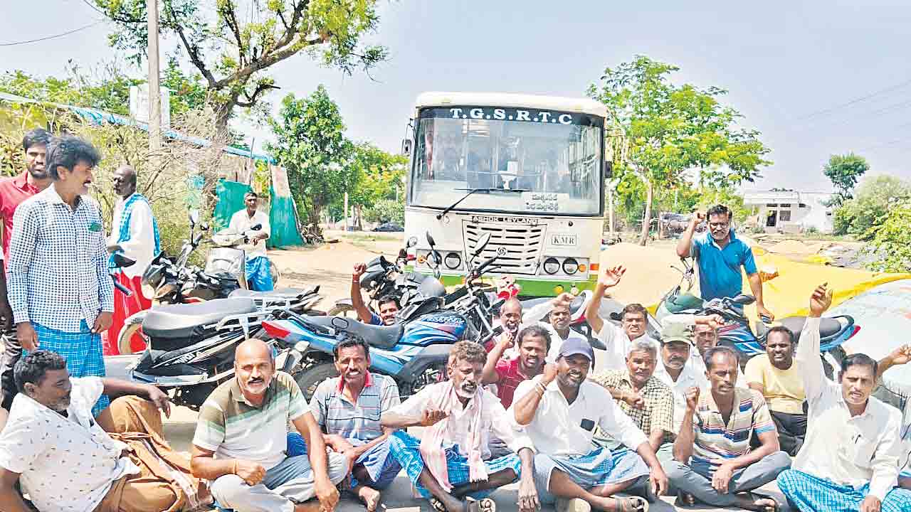 లారీల కొరత తీర్చాలని రైతుల ధర్నా
