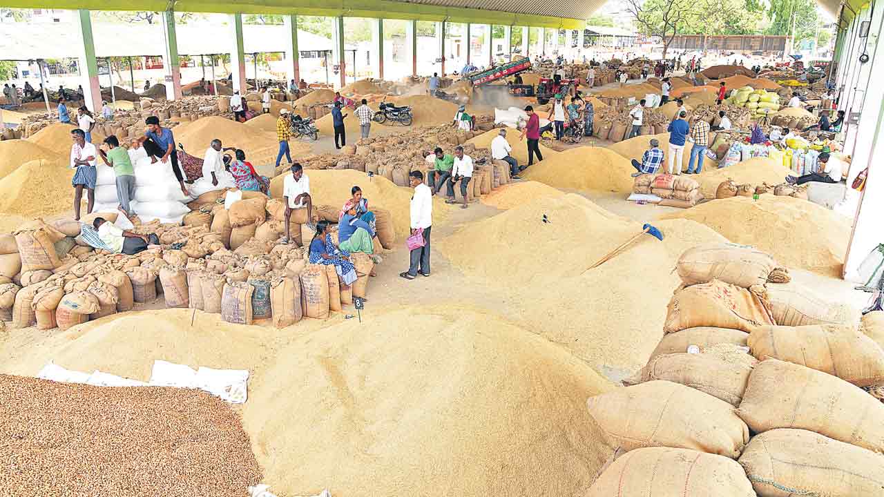 Paddy Procurement | సర్కార్‌ పగ.. రైతన్న దగా.. మార్కెట్ల నిండా ధాన్యం.. కాంటా పెట్టని ప్రభుత్వం