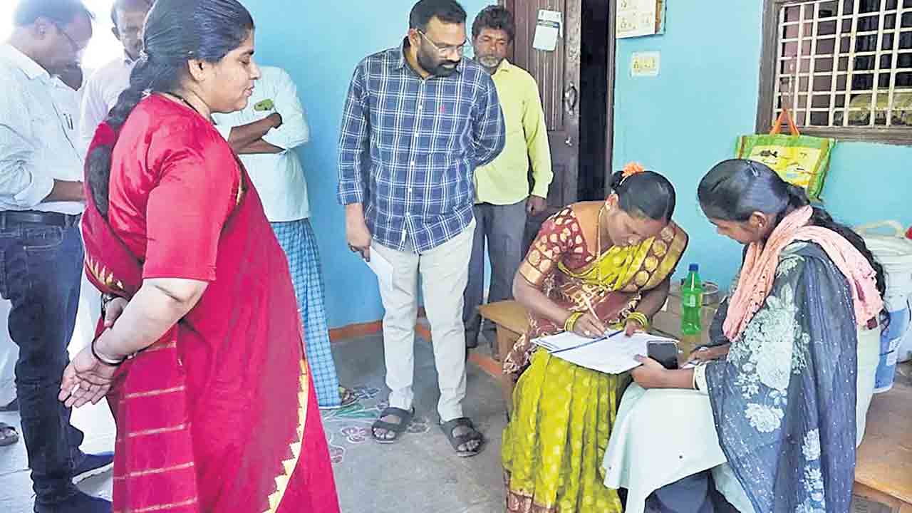 17 నెలలుగా ఎన్యుమరేటర్ల పడిగాపులు