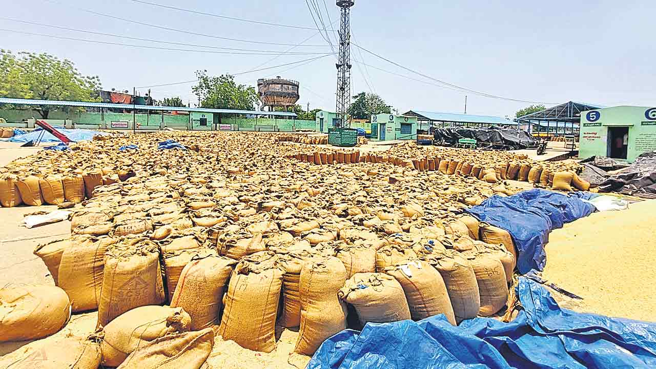 Paddy Procurement | క్వింటా వడ్లకు10 కిలోల కోత.. అందినకాడికి గుంజుడే లక్ష్యంగా వడ్ల కొనుగోళ్లు..!