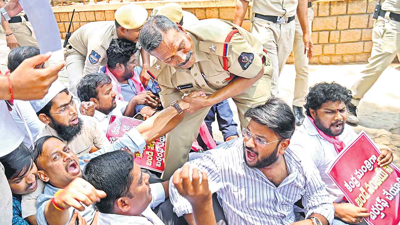 సంజయ్‌ను బర్తరఫ్‌ చేయాలి