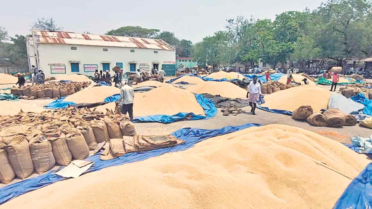 పంట అమ్మినా పడిగాపులే