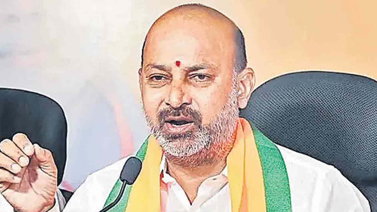 Bandi Sanjay | నా కుటుంబాన్ని బజారుకీడ్చిన వారిని విడిచిపెట్టను.. బండి సంజయ్ వార్నింగ్