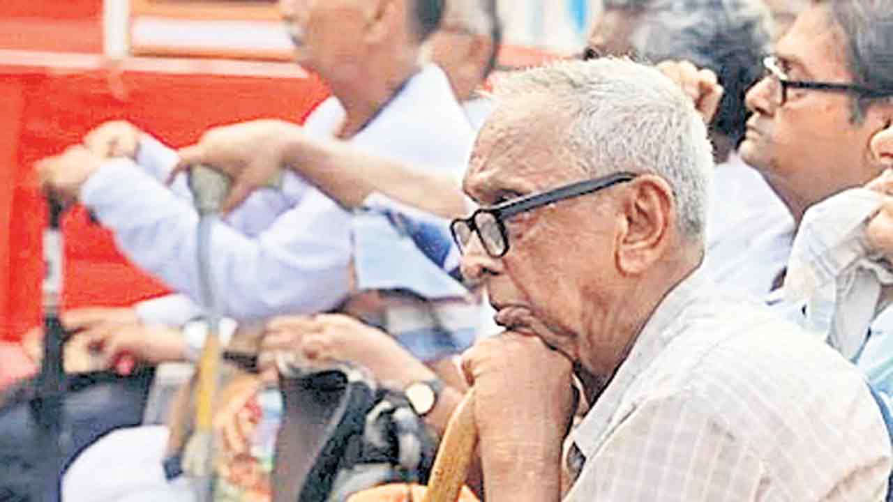 పెన్షనర్లపై వివక్షా? సాంకేతిక లోపమా?