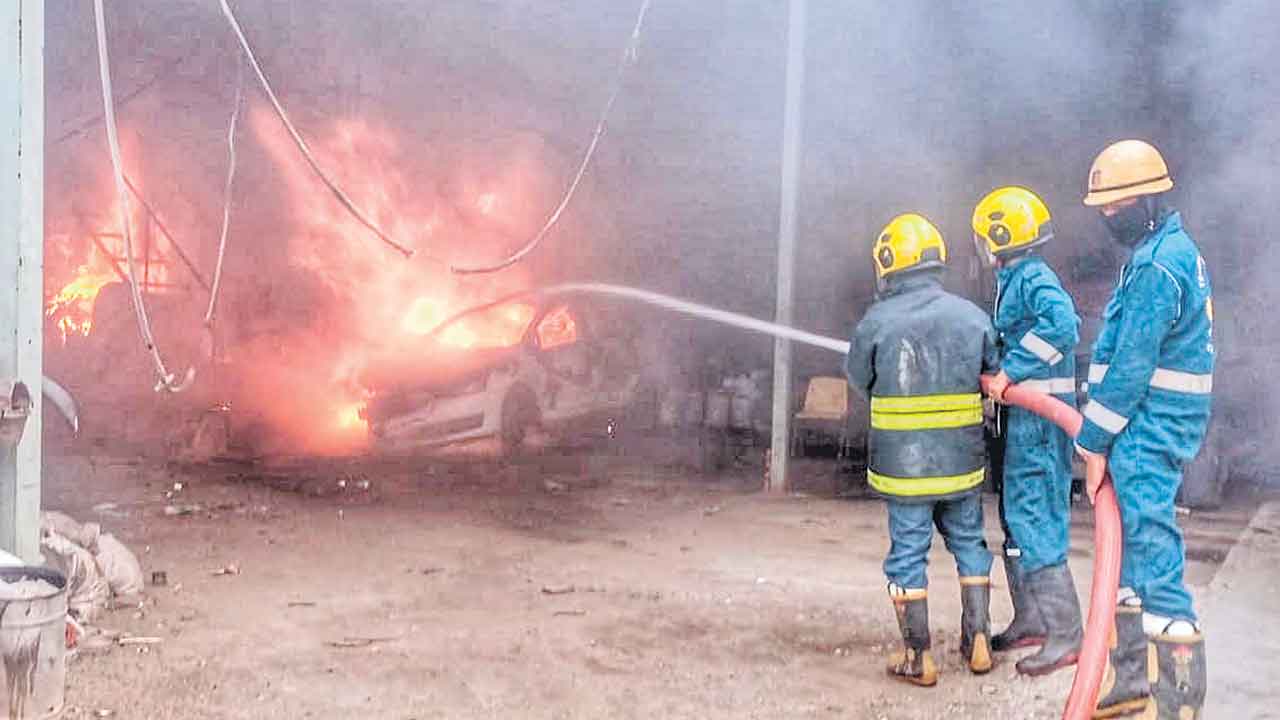 మెకానిక్‌ షెడ్డులో అగ్నిప్రమాదం