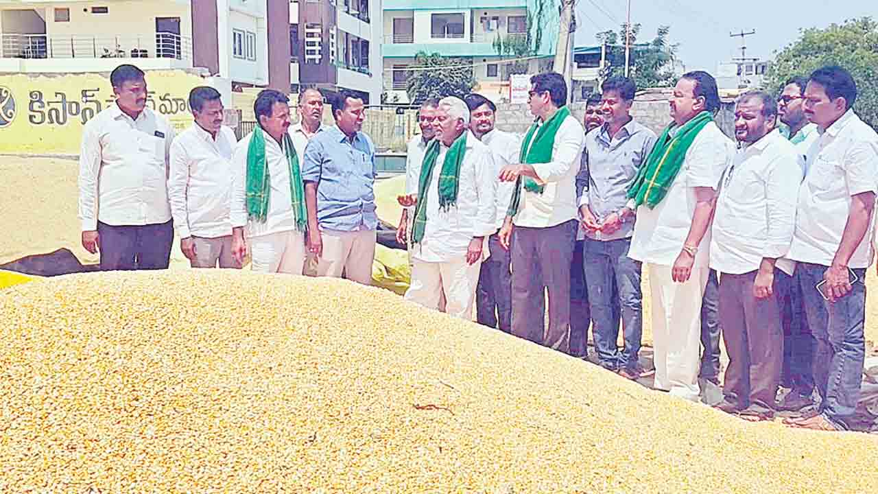 ధర్నాలు చేస్తేనే అధికారుల్లో చలనం