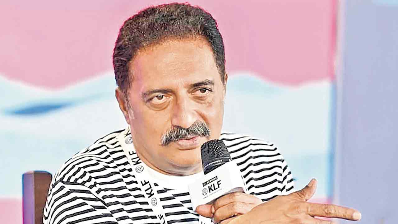 తండ్రి చాటున దాక్కోవడం సిగ్గుచేటు: ప్రకాశ్‌రాజ్‌