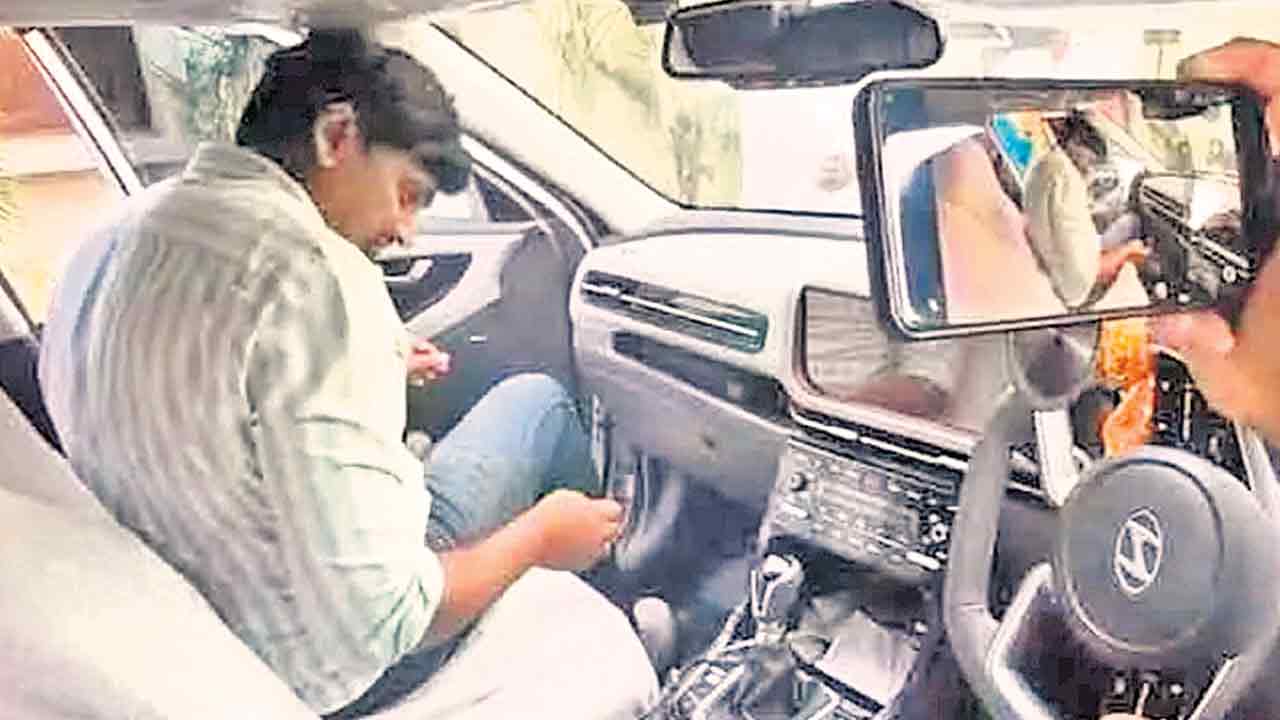 రోజుకోక చోట పట్టుబడుతున్నా ఆగని అవినీతి