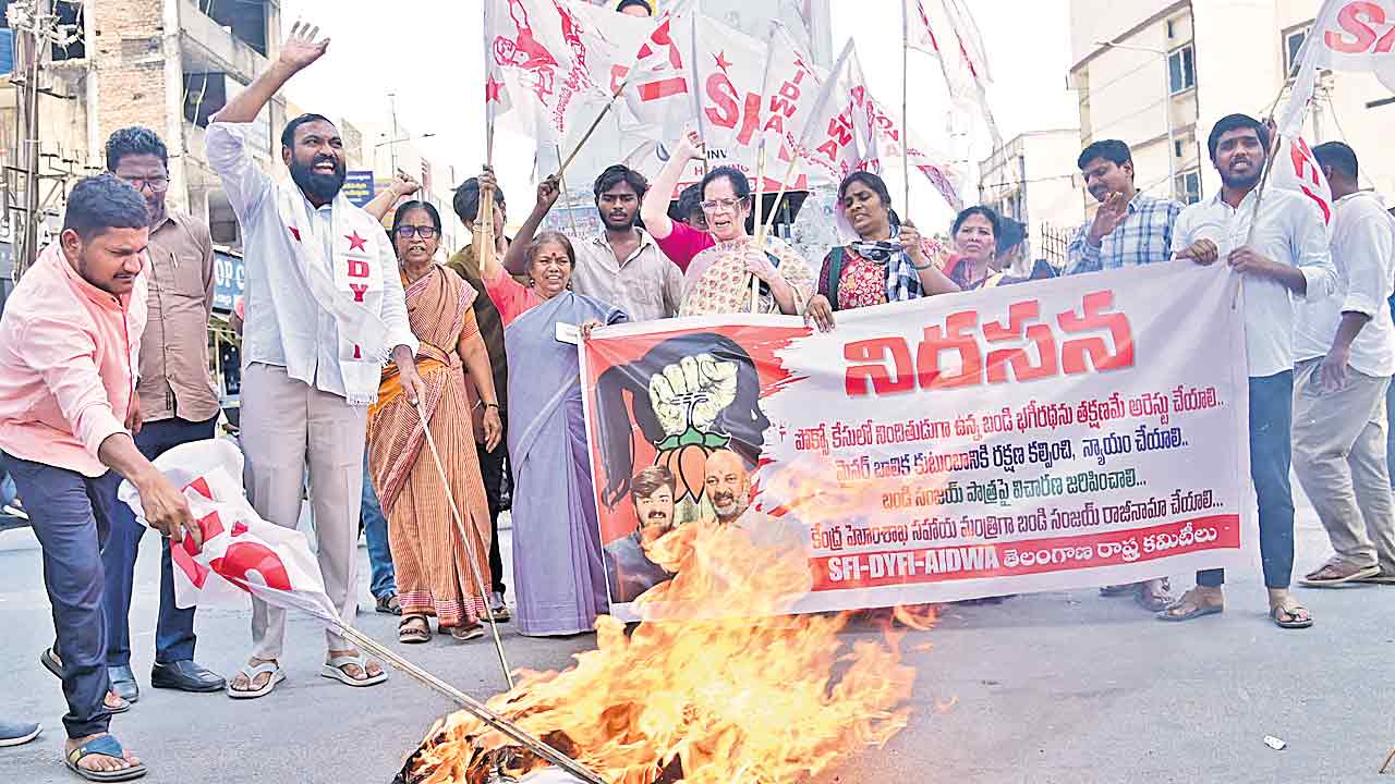బండి భగీరథ్‌ను అరెస్టు చేయాలి