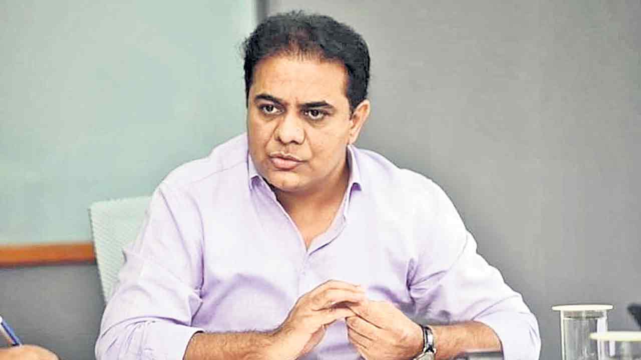 హోం మంత్రి కుమారుడు పరారీలోనా?