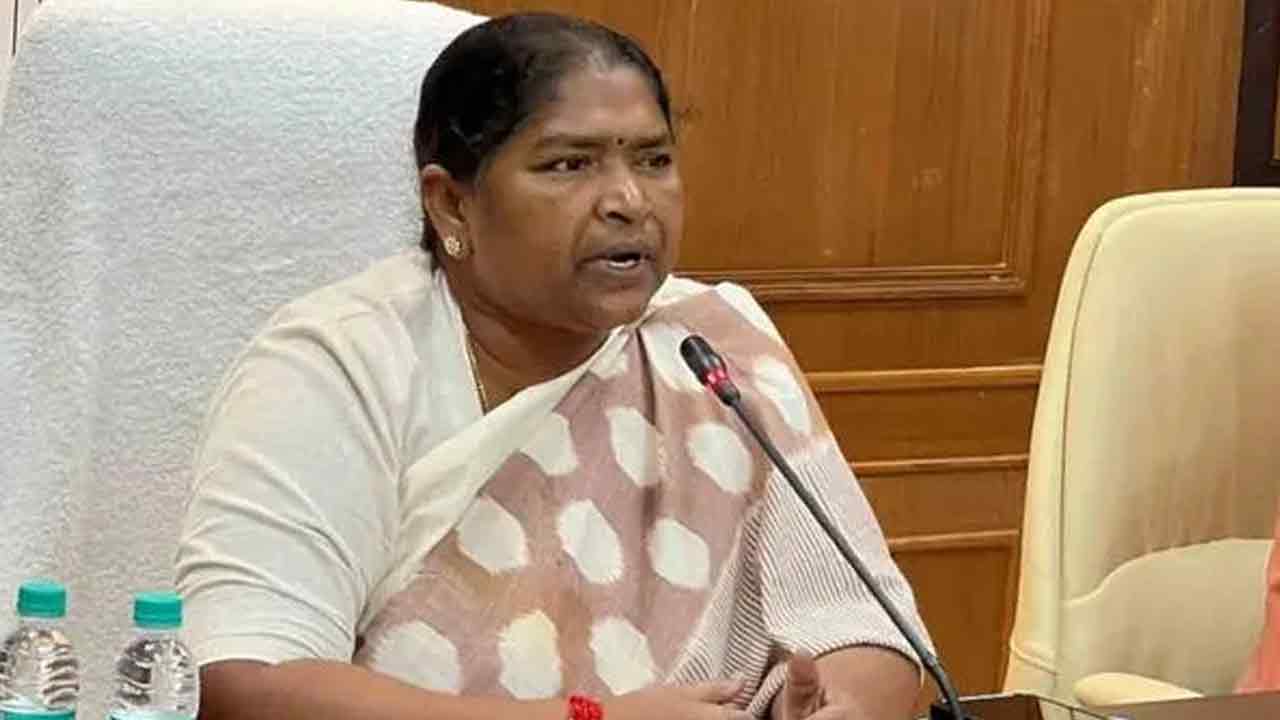 సీతక్కతో వీవోఏల చర్చలు విఫలం