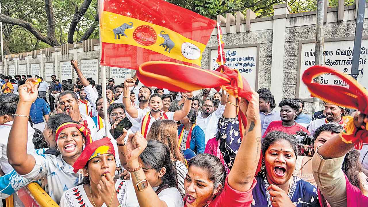 విజయ్‌ గెలుస్తాడంటే నవ్వారు