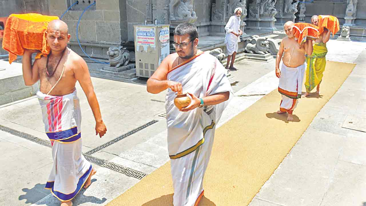 యాదగిరీశుడికి నైవేద్యం కష్టాలు
