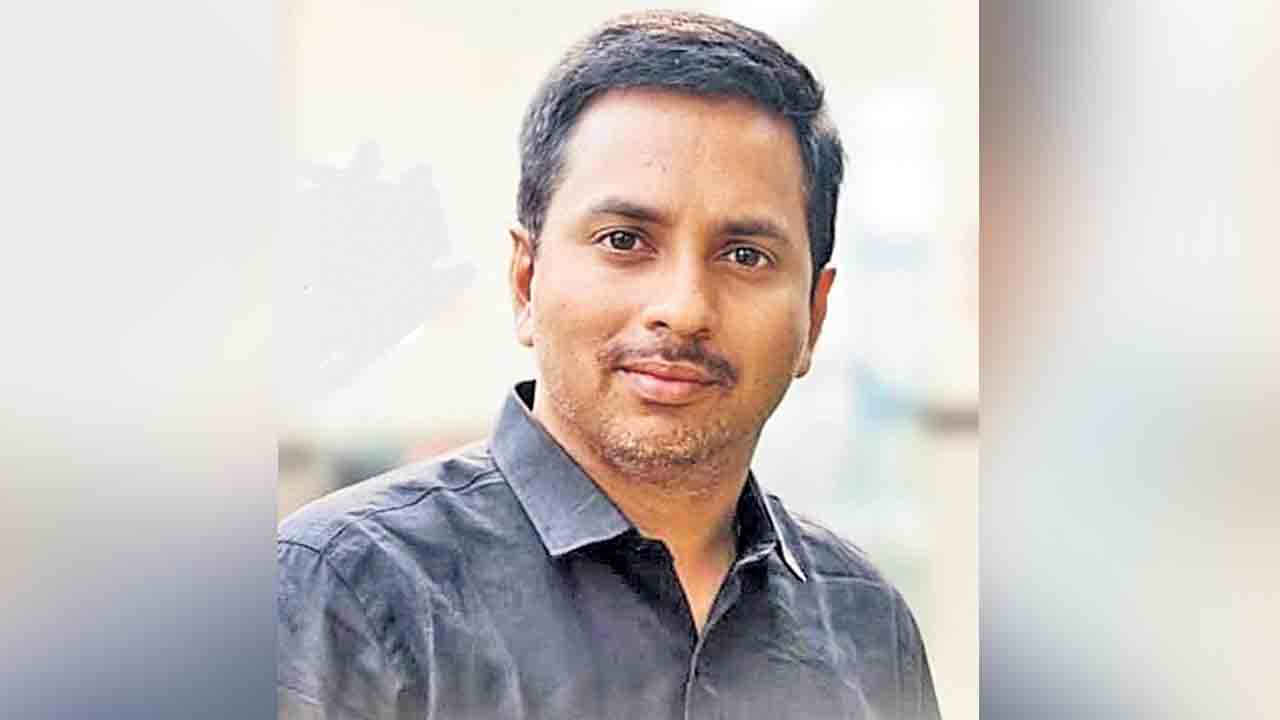 స్కూల్‌ బస్సు, కారు ఢీ డాక్టర్‌ విజయ్‌ మృతి