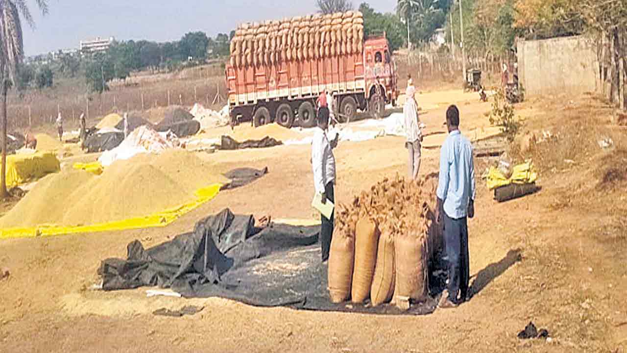 ధాన్యం రవాణాకు లారీల కొరత