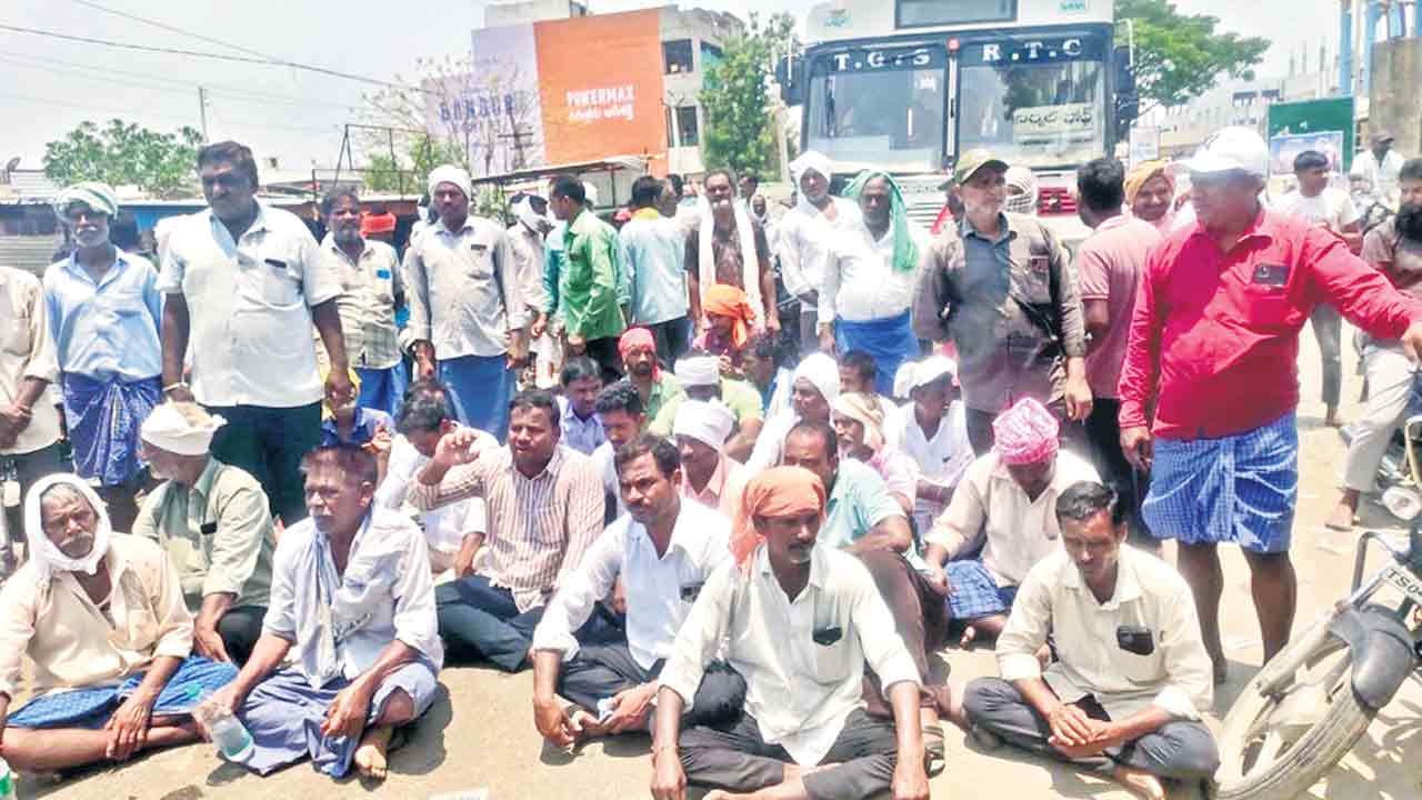 రోడ్డెక్నిన రైతన్న