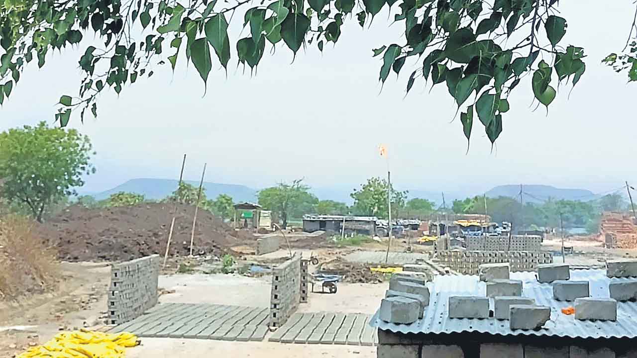 నల్లమట్టి డంప్‌.. చూసీ చూడనట్టుగా వ్యవహరిస్తున్న అధికారులు