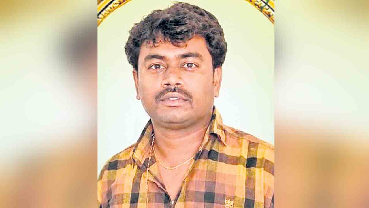 అప్పులు తీర్చలేక ఏఈవో ఆత్మహత్య