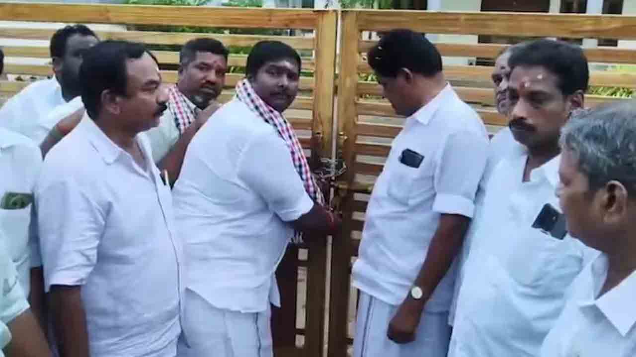 AIADMK faction war | అన్నాడీఎంకేలో వర్గాల పోరు తీవ్రం.. పార్టీ కార్యాలయాల వద్ద ఘర్షణలు