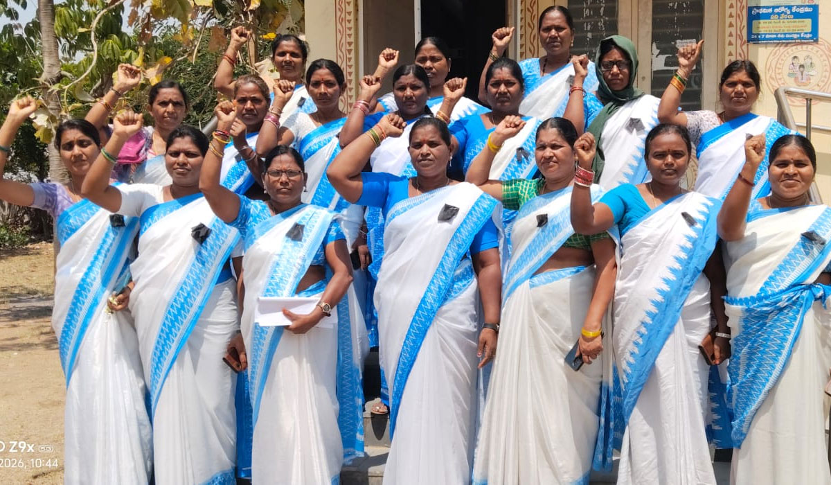 ASHA workers | నల్ల బ్యాడ్జీలతో చిగురుమామిడిలో ఆశా వర్కర్ల నిరసన